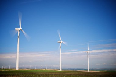 Elektrik üretimi için yel değirmenleri, Zaragoza bölgesi, aragon, İspanya.
