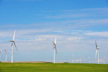 Elektrik üretimi için yel değirmenleri, Zaragoza bölgesi, aragon, İspanya.