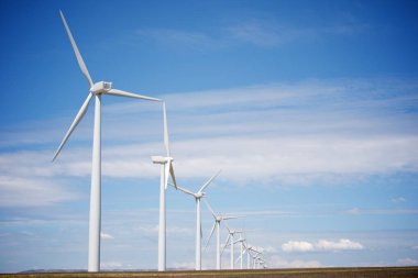 Elektrik üretimi için yel değirmenleri, Zaragoza bölgesi, aragon, İspanya.