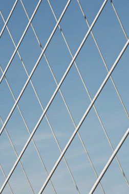 İspanya 'da modern bir asma köprüye yakın çekim.