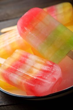 Ahşap bir masa üzerinde Popsicles.