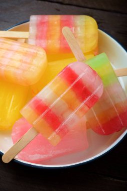 Ahşap bir masa üzerinde Popsicles.