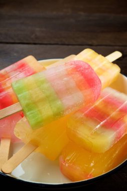 Ahşap bir masa üzerinde Popsicles.