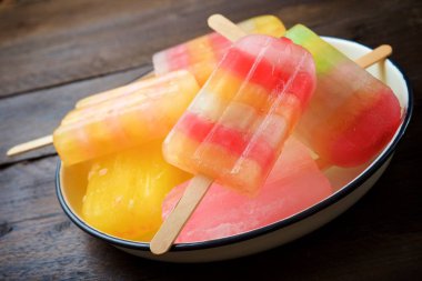 Ahşap bir masa üzerinde Popsicles.