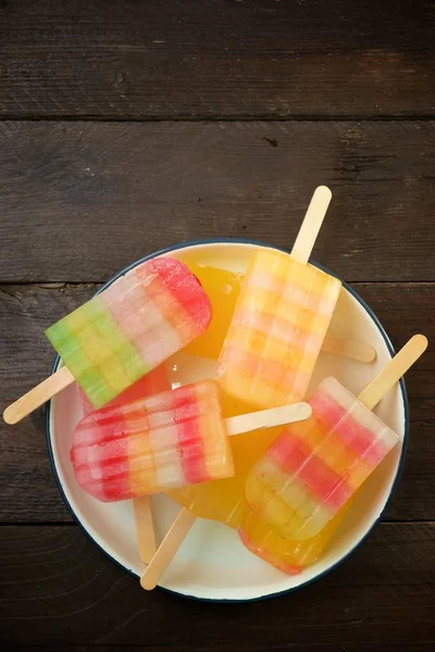 Ahşap bir masa üzerinde Popsicles.