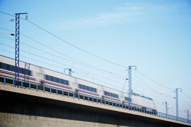 Roden, Zaragoza, Aragon, İspanya 'da yüksek hızlı bir trenin viyadük geçişi görüntüsü. AVE Madrid Barselona.