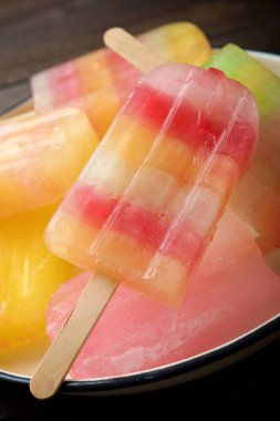 Ahşap bir masa üzerinde Popsicles.