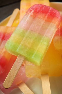 Ahşap bir masa üzerinde Popsicles.