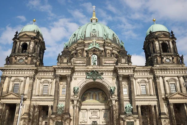 Berliner Dom görünümü bulunan Müzeler Adası, Berlin, Almanya.