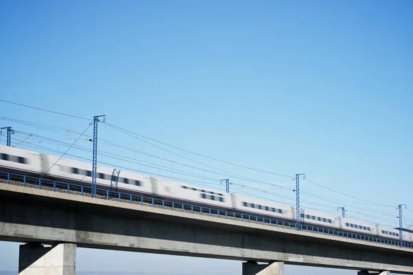 Uitzicht Een Hogesnelheidstrein Door Een Viaduct Roden Zaragoza Aragon Spanje — Stockfoto