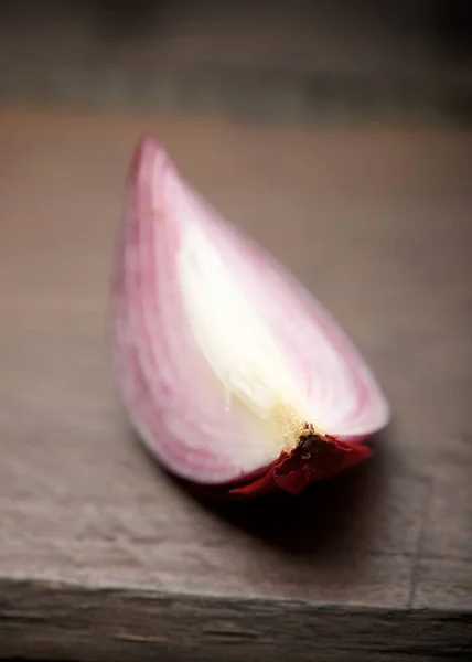 Cebola Vermelha Uma Mesa Madeira — Fotografia de Stock