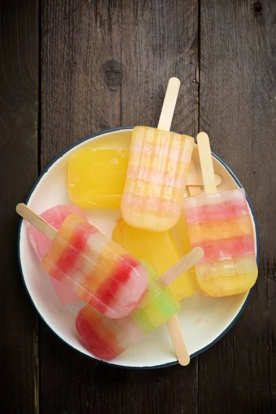 Ahşap bir masa üzerinde Popsicles.