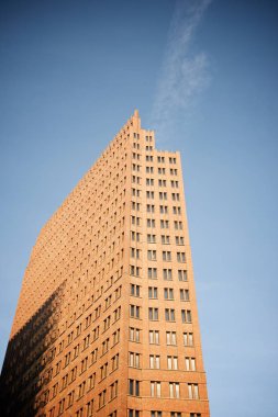 Üzerinden aşağıda bir gökdelenin Postdamer Platz, Berlin, Almanya içinde görüntülemek.