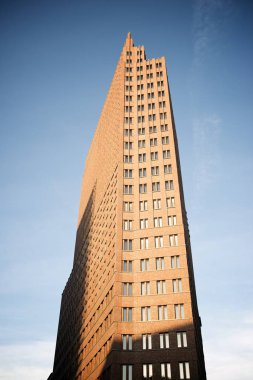 Üzerinden aşağıda bir gökdelenin Postdamer Platz, Berlin, Almanya içinde görüntülemek.