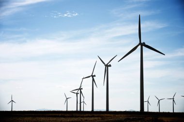Elektrik üretimi için yel değirmenleri, Zaragoza bölgesi, aragon, İspanya.