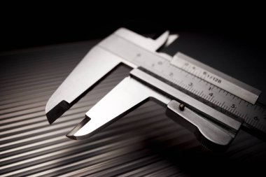 Metal yüzey üzerinde metal göstergesi.