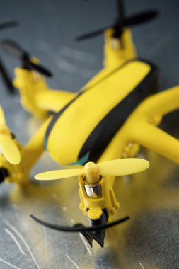 Metal masa üzerinde sarı dron.