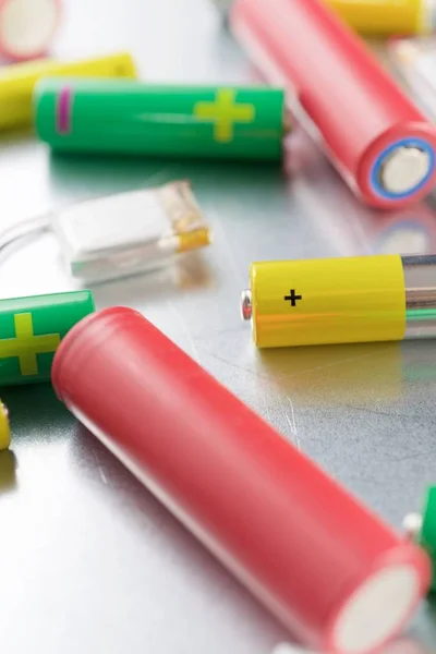 Nombreuses Batteries Sur Une Table Métal — Photo