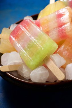 Mavi bir tabloda Popsicles.