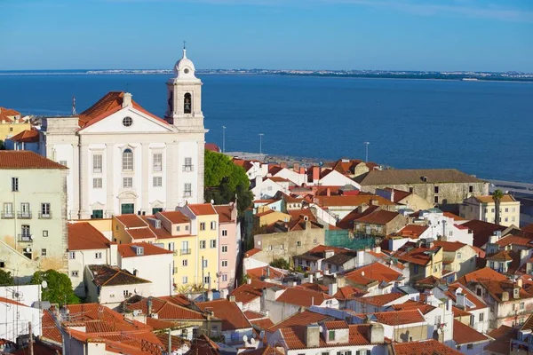 阿法玛市中心和圣 Estevao 教堂在里斯本 葡萄牙 — 图库照片