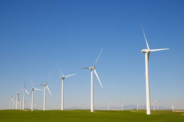 Elektrik üretimi için yel değirmenleri, Zaragoza bölgesi, aragon, İspanya.