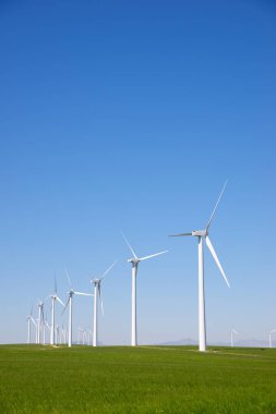 Elektrik üretimi için yel değirmenleri, Zaragoza bölgesi, aragon, İspanya.
