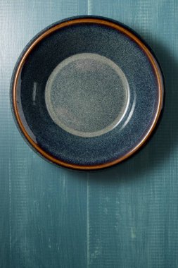 Camlı plaka üzerinde ahşap bir masa.