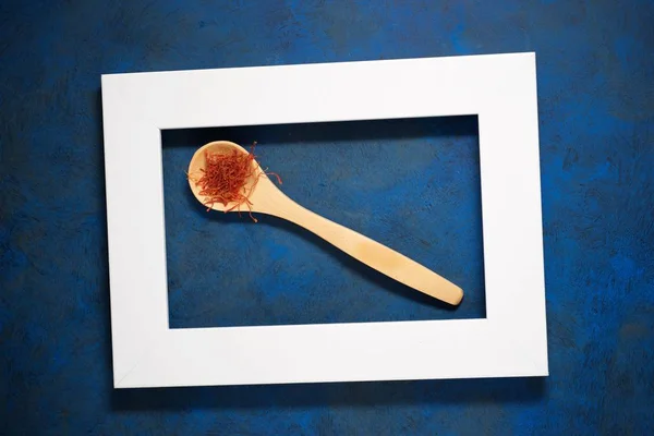 Saffron Small Wooden Spoon — Stock Photo, Image