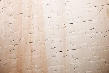 Bir yapbozun parçalarını kapat.