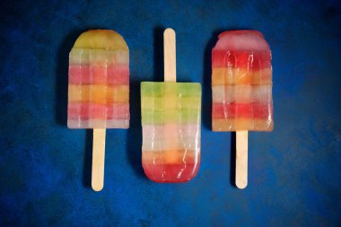 Mavi bir tabloda Popsicles.