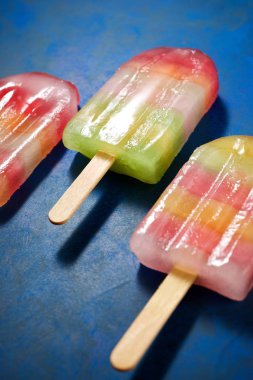 Mavi bir tabloda Popsicles.