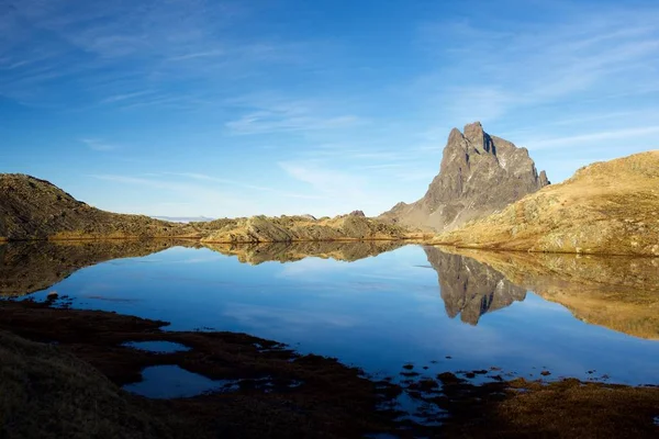 Midi Dossau Peak Riflette Lago Valle Dell Ossau Parco Nazionale — Foto Stock