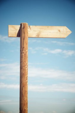 Yönsel ahşap sinyalinin görüntüsü.