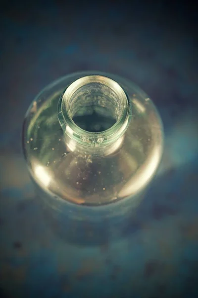 Groene Glazen Fles Een Tabel — Stockfoto