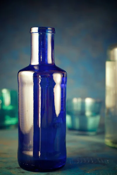 Blaue Glasflasche Auf Einem Tisch — Stockfoto