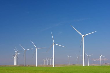 Elektrik üretimi için yel değirmenleri, Zaragoza bölgesi, aragon, İspanya