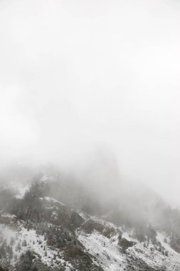 Karlı zirveleri Canfranc Vadisi, Pyrenees, Huesca, Aragon, İspanya.