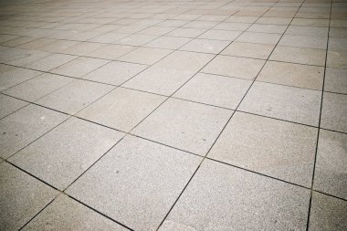 Taş döşeli bir caddenin zemininde.