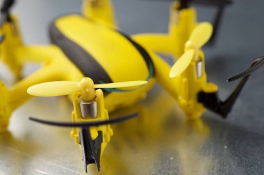 Metal masa üzerinde sarı dron.