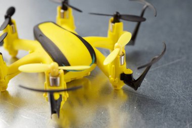 Metal masa üzerinde sarı dron.