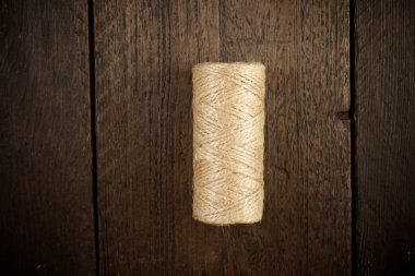 Doğal ahşap bir masa ipe.