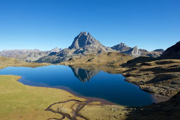Midi Dossau Piek Weerspiegeld Gentau Meer Vallée Ossau Pyreneeën Nationaal — Stockfoto