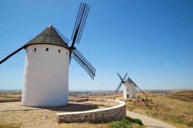 Alcazar de San Juan, Ciudad Real Eyaleti, Castilla La Mancha, İspanya'daki yel değirmenleri.