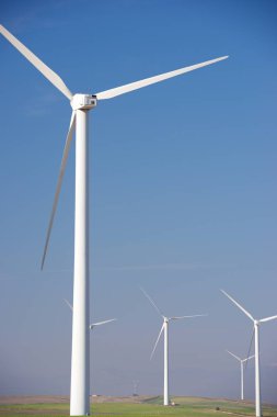 Elektrik üretimi için yel değirmenleri, Zaragoza bölgesi, aragon, İspanya