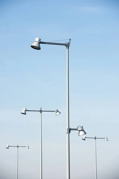 Streetlamps Görünümü Mavi Gökyüzü — Stok fotoğraf