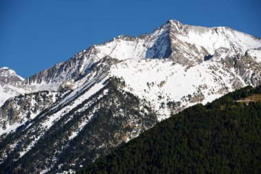 Karlı tepe Tena Valley, Aragon, Huesca, İspanya.