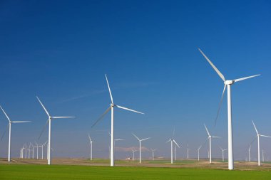 Elektrik üretimi için yel değirmenleri, Zaragoza bölgesi, aragon, İspanya