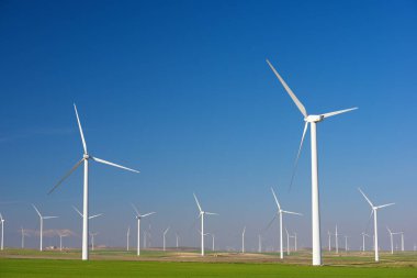 Elektrik üretimi için yel değirmenleri, Zaragoza bölgesi, aragon, İspanya