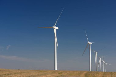 Elektrik üretimi için yel değirmenleri, Zaragoza bölgesi, aragon, İspanya.