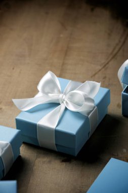 Beyaz kurdeleyle bağlanmış lüks kutular..